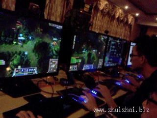 南京一男子网吧玩游戏 打瞌睡时手机被偷走